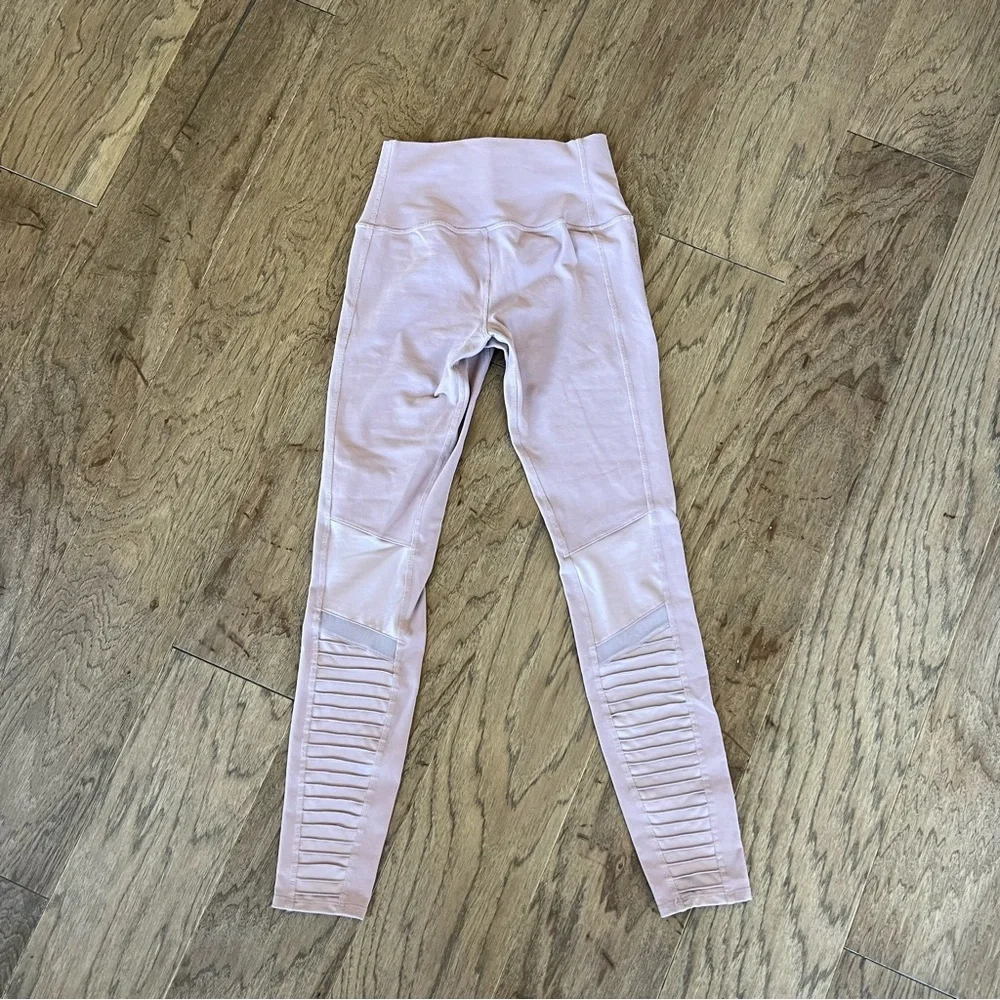 Alo Yoga High Waist Moto Legging in Lavender Cloud, Size Small